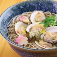 今年のはまぐりは大粒で食べ応え抜群！春の季節限定蕎麦の「はまぐり蕎麦」もあと数日で終！