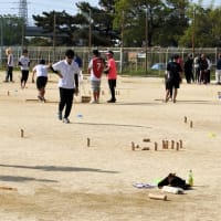 鯉のぼりが泳ぐ横でモルックに興じる人たち