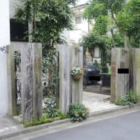 枕木の塀がある家
