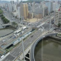 広島駅前大橋、大工事中・・・路面電車をＪＲ広島駅の２階ホームに着けるための工事が最終段階に入っています