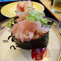 廻鮮江戸前すし　魚魚丸　稲沢店で回転寿司　　～地魚三貫盛り、マグロの中落ち軍艦、炙りきす、涼呼ぶ国産はもの湯引きにぎり、ホタルイカ沖漬けにぎりなど～