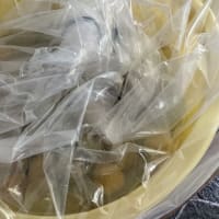 梅干し作りの手伝いです。