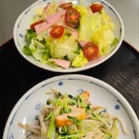 うちのごはん　　タラのバジルソースソテー　と　もやしと豆苗炒め　と　サラダ(^.^)