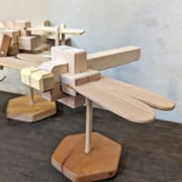 木製の組木パズル　飛行機ととんぼ
