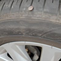 ノアがパンク ～ 今どきの車はスペアタイヤなんて積んでないけど