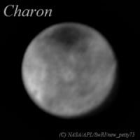 冥王星の衛星カロンの最新画像：クレーターのような地形？