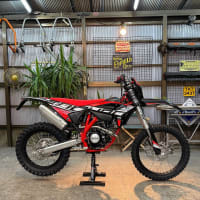 昨日に続きBETA開梱の儀！答えは、BETA RR 4T 125LC でした！のラッキーな仕様で、MOTARD用17インチホイール付の二刀流仕様です！