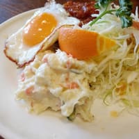 メンチカツ目玉焼き