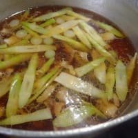 これは贅沢？冷たいタケノコ肉蕎麦