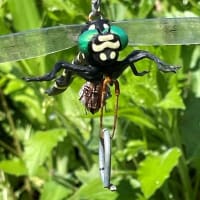 鬼っ面に蜂。