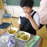 給食「そらまめのさやむきをしよう」