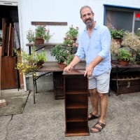 アランズアンティークスで買った本棚、何故が我が家の玄関に？。