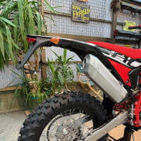 昨日に続きBETA開梱の儀！答えは、BETA RR 4T 125LC でした！のラッキーな仕様で、MOTARD用17インチホイール付の二刀流仕様です！