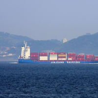東京湾の風景「日中コンテナ船は元気です」