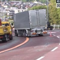 岐阜で大型トラック同士が正面衝突（片方しか映ってません💢）