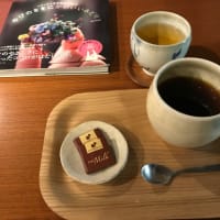 うつわとカフェ　青文字
