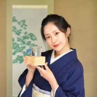 「日本酒と着物の女性」のフリー素材（商用利用可能）