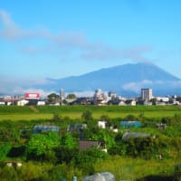 今朝の岩手山と早池峰山