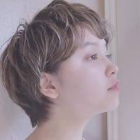陽に濡れて駅まで歩く吾と君の近づきすぎて遠ざかるもの