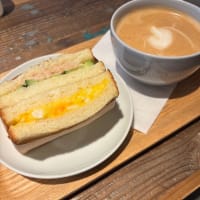 朝早く