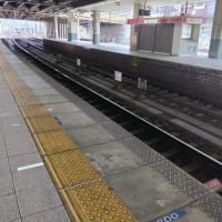名鉄金山駅3番線ホームの可動式柵のサイズは高さ1.4メートル、開口幅8.1メートルとか。