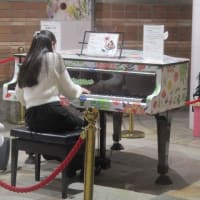 街角ピアノ・・・広島市の地下街シャレオにあるピアノ　いつまでも広島の街を見守ってほしいムシカの街角ピアノです