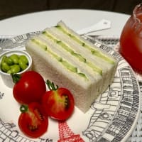 ランチタイム・胡瓜のサンドイッチ& 100%すいかジュース,玄関と裏庭の手入れ &ご近所のお掃除当番皆が自発的に・・・　〜♪