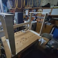 秘密基地　PCデスクの設置と作業台の仮置き・・・・・・。