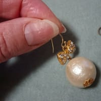 コットンパールとキラキラリボンのピアス