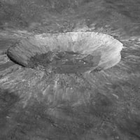 やっぱり月面から飛び出した破片？ 地球を周回しているように見える準衛星“カモオアレワ”を生み出したクレーターを特定