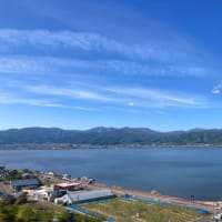もちろん他県ナンバーばかりの諏訪湖SAから諏訪湖を眺める。
