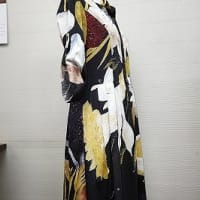 大きな花柄のワンピース