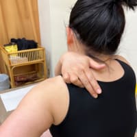 左肩甲骨から腰辺りまで「凝り痛みのように痛い」