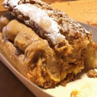 セブンイレブンのエクレアのマンゴーキャラメルを食べてみた