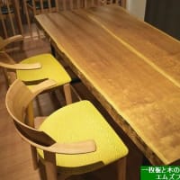 ２３３３、キハダの二枚板テーブルと黄色のチェアーとの組み合わせも優しい雰囲気です。一枚板と木の家具の専門店エムズファニチャーです。