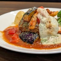 オリジナルハンバーグ３６５選　第461品目「彩り野菜がごろっと入ったトマトカレーチーズハンバーグ」