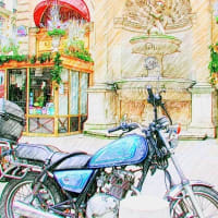 パリの街角　噴水の前の青バイク