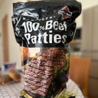 ボリュームたっぷりな旨い自家製バーガー