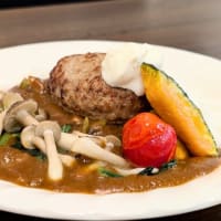 オリジナルハンバーグ３６５選　第462品目「温野菜とマスカルポーネのハンバーグカレー」