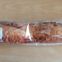 ローソンのフランスパン　宣伝しているけどおいしいのかな。