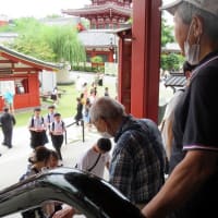 梅雨時の雨の合間に浅草寺辺りを歩いて「神谷バー」で昼酒を楽しんだ。