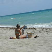 マイアミビーチ「新聞を読む女性」