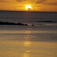 恩納村熱田の落日。「異物」は飛ばなかった（20250610-②）