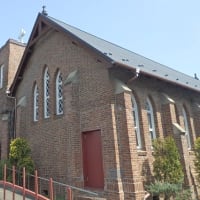 教会の桜満開その向かい／佐久間旅館は塀のみ残る（松江町）