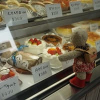 地元の人に愛され続ける、JR宇治駅前の洋菓子店「マロン」。その場でカスタードクリームを入れてくれるシュークリーム