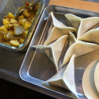 余ったカレーでサモサ餃子