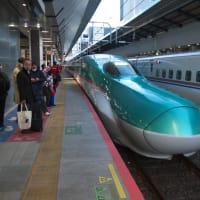 東京駅２１番線ホームを発着する東北新幹線やまびこ２０５号　仙台行き