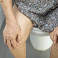 下半身裸で倒れていた高齢者の意外な死因はトイレでおなじみの“ある”行動…突然死すら招きかねないシニアの便秘の恐怖