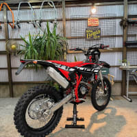 昨日に続きBETA開梱の儀！答えは、BETA RR 4T 125LC でした！のラッキーな仕様で、MOTARD用17インチホイール付の二刀流仕様です！
