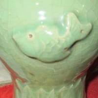 最近の展示室２階の展示作品と「リメイク　七官青磁　魚文図耳付花入」